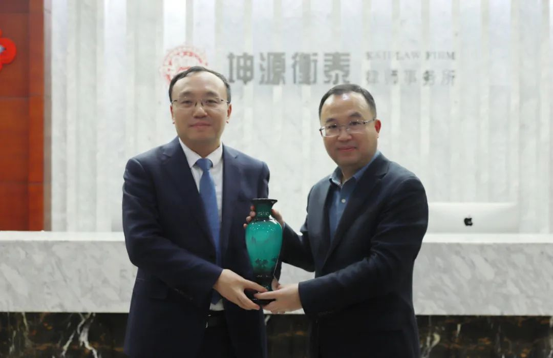 西南政法大学林维校长一行莅临坤源衡泰开展访企拓岗